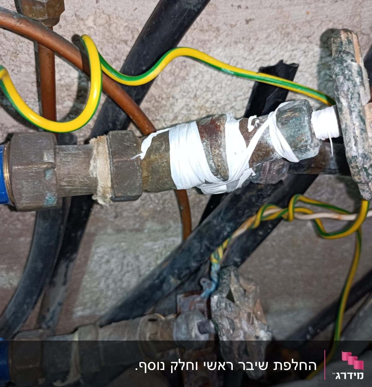 צינור מתכת עם ברזים וחוטי חשמל